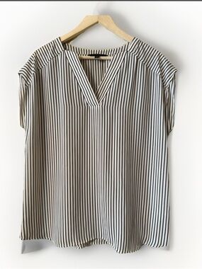 Banana Republic Factory black & off white striped V-Veck shell blouse